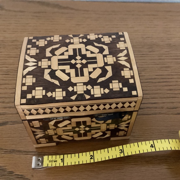 Vintage inlaid small straw trinket box - Picture 4 of 6